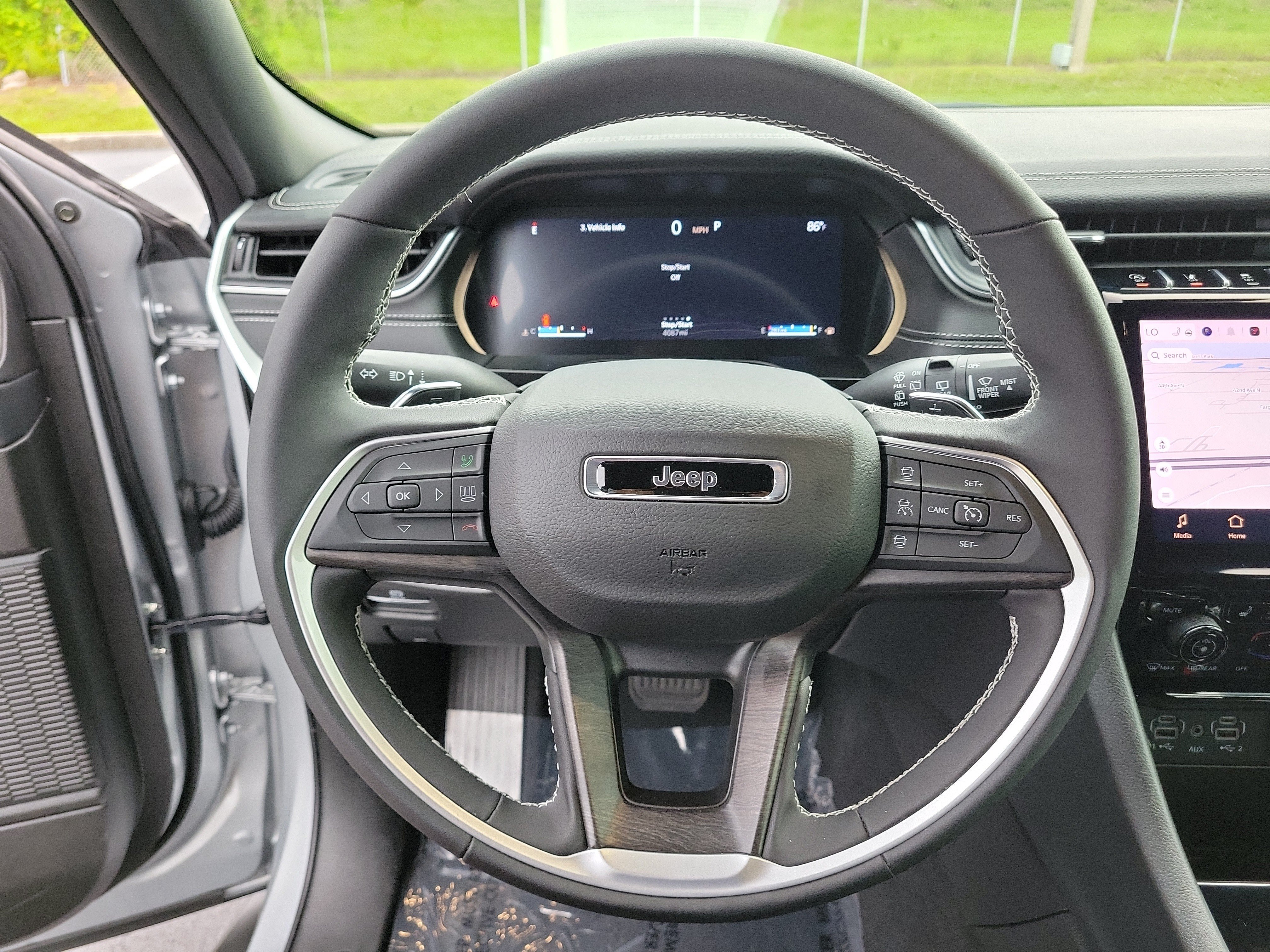 Used 2025 Jeep Grand Cherokee Limited RWD image 28