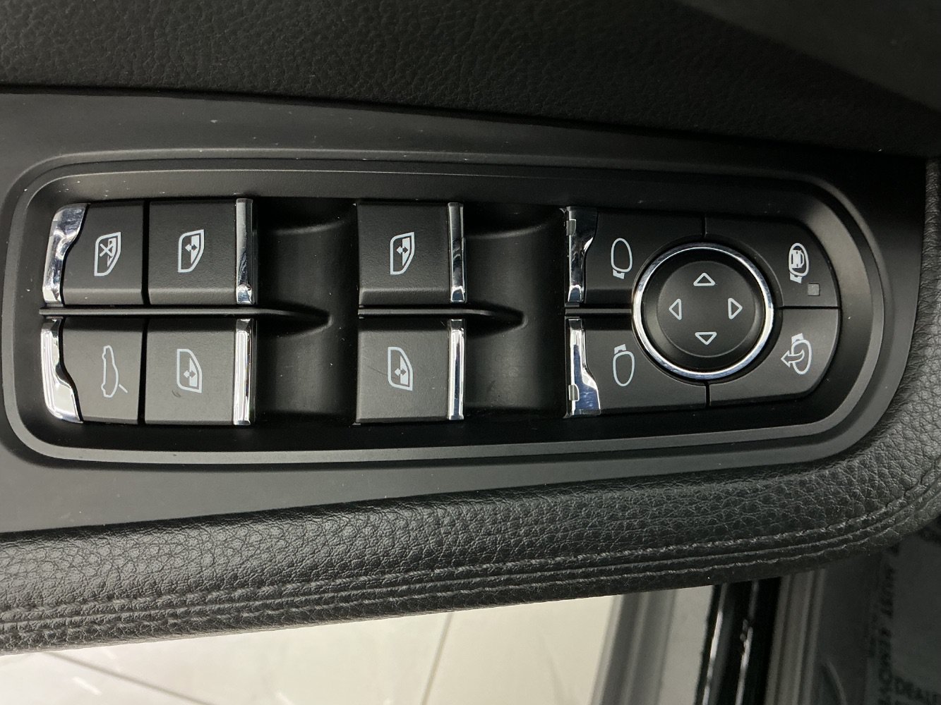 Used 2018 Porsche Macan AWD/4WD image 39