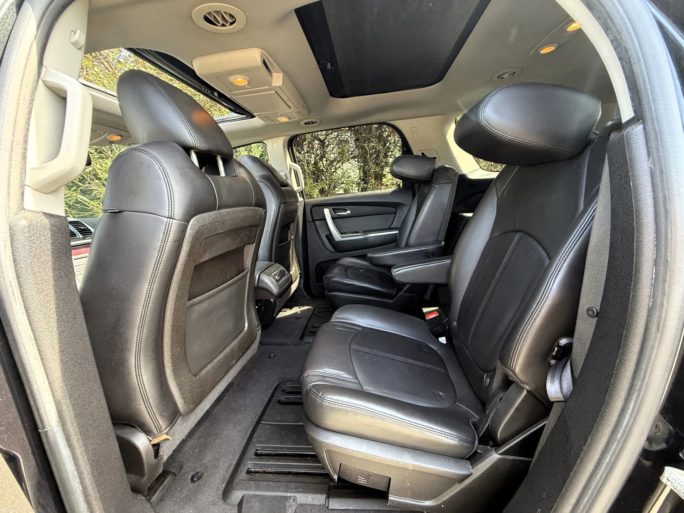 Used 2011 GMC Acadia SLT image 29