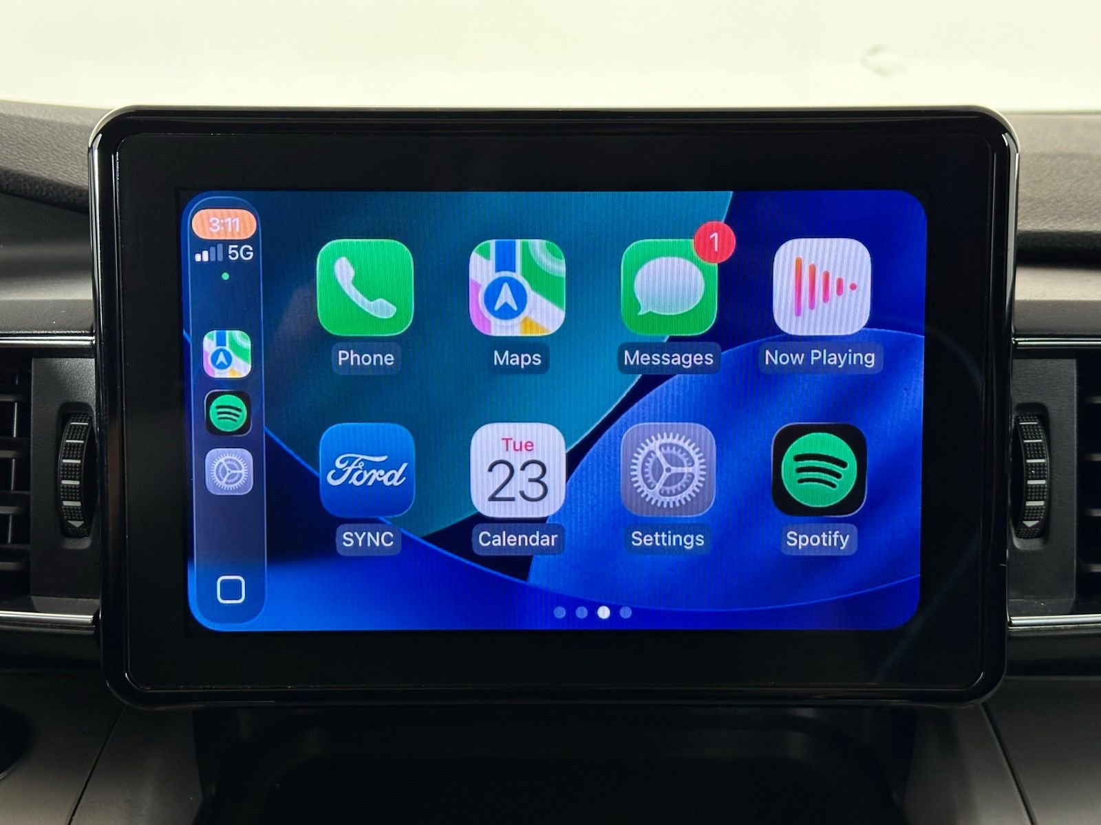 Used 2023 Ford Explorer XLT w/ Equipment Group 202A image 3