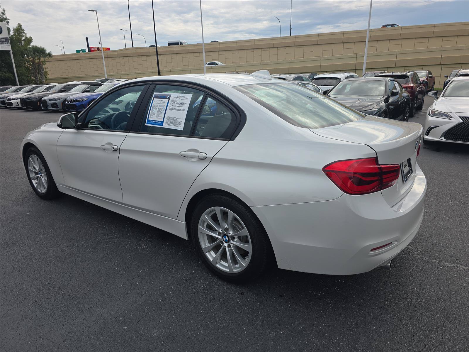 Used 2018 BMW 320i Sedan RWD image 5