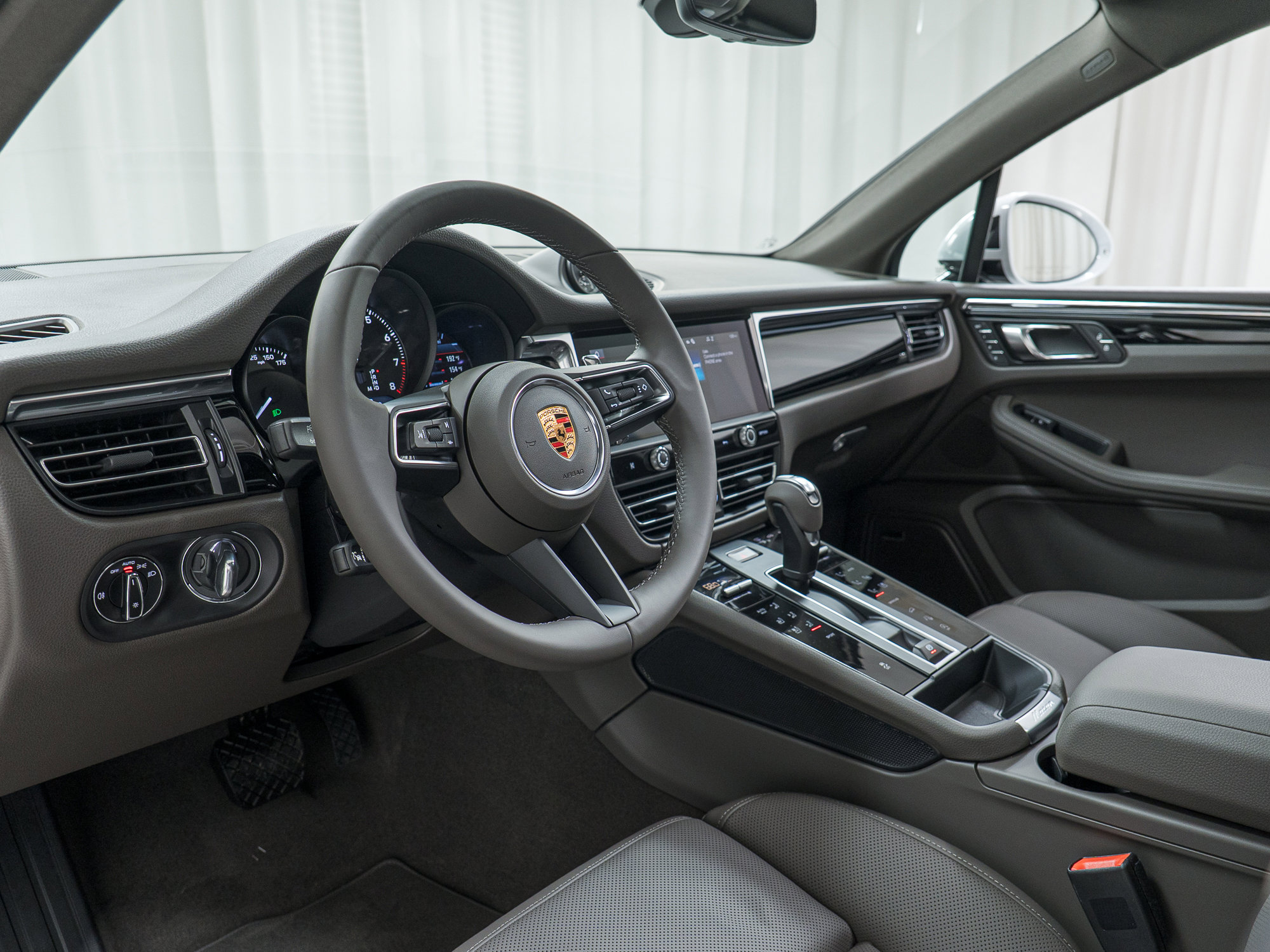 New 2026 Porsche Macan AWD/4WD image 4