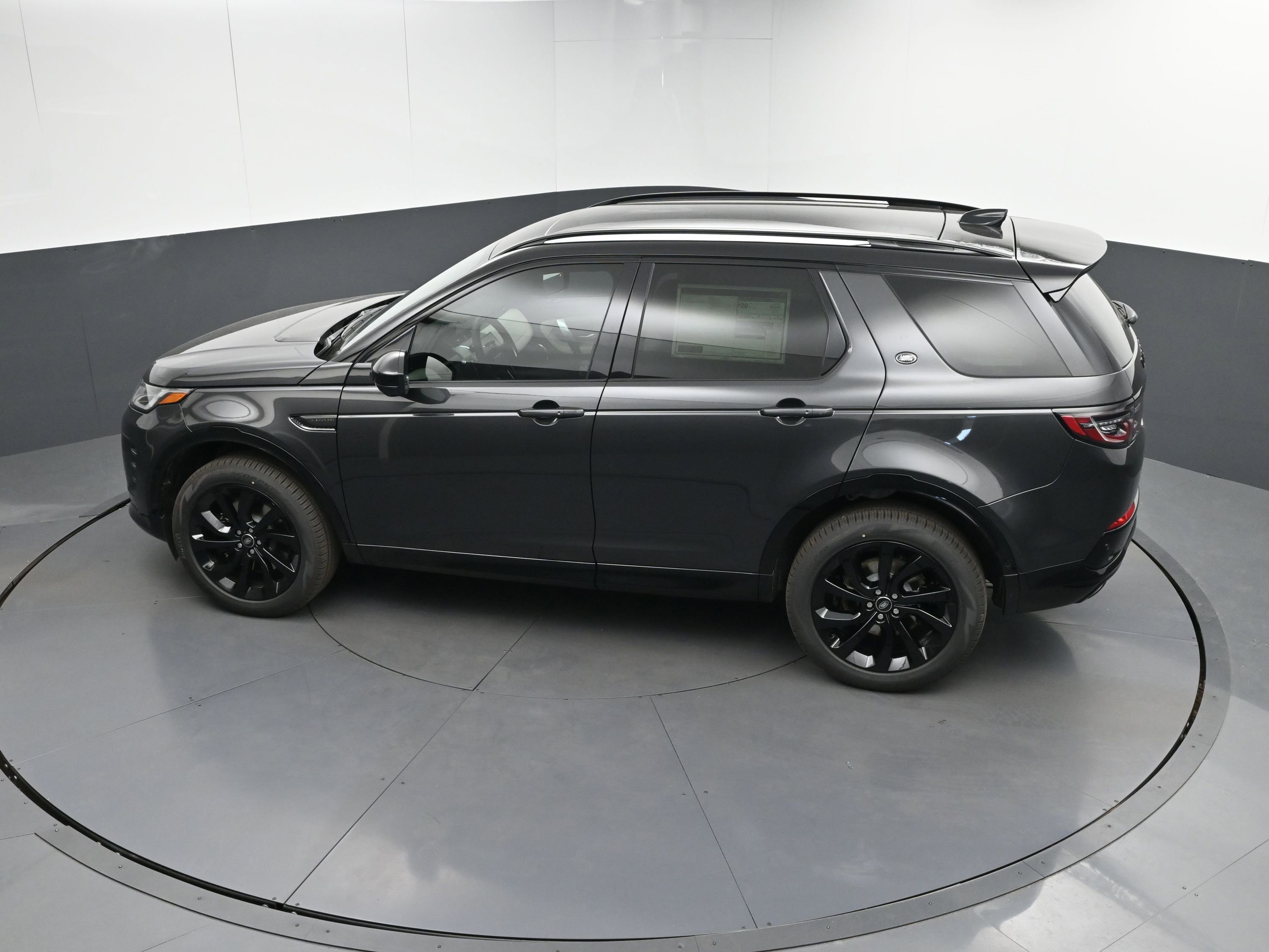 New 2025 Land Rover Discovery Sport Dynamic SE image 32