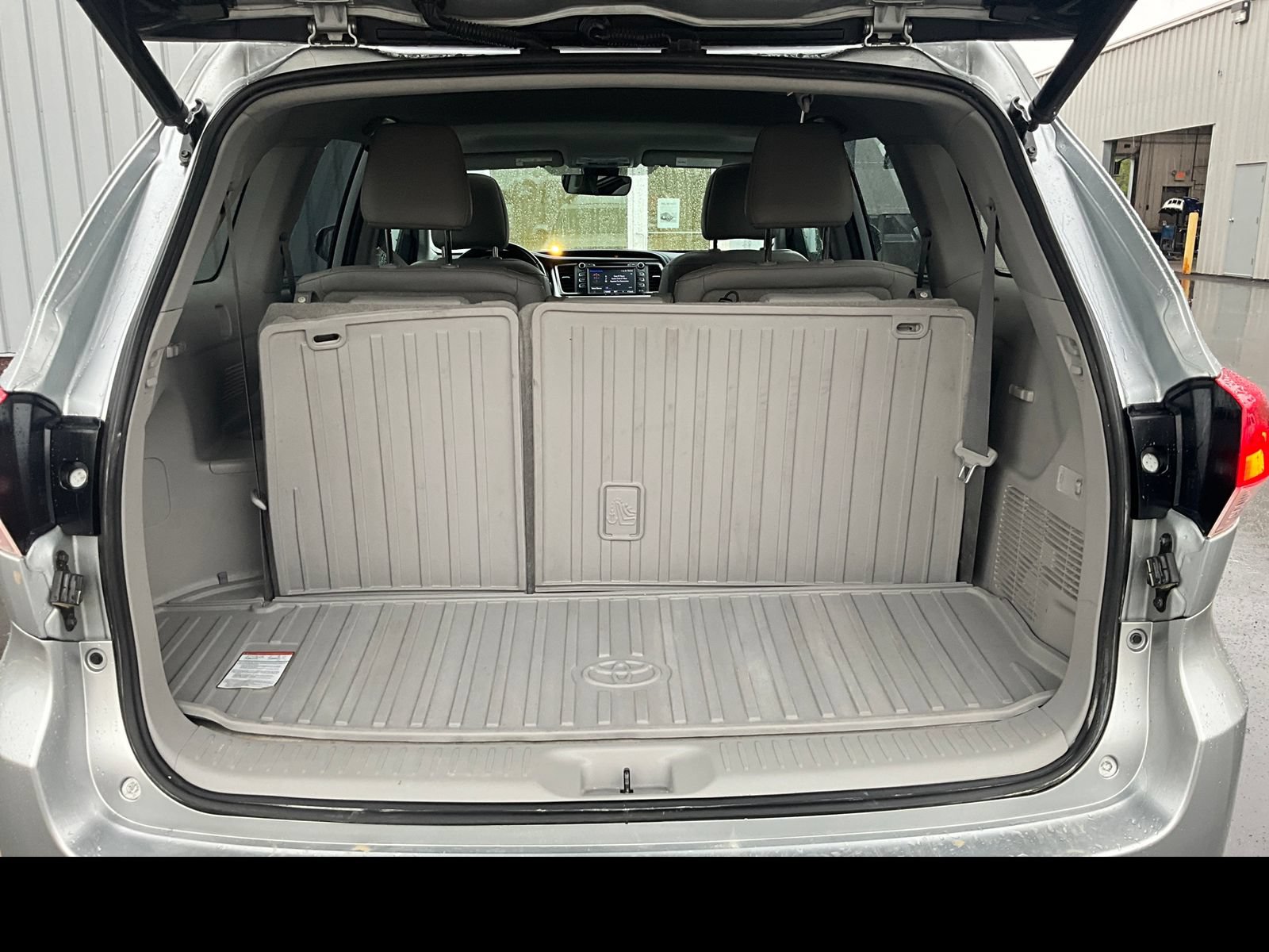 Used 2019 Toyota Highlander XLE AWD/4WD image 12