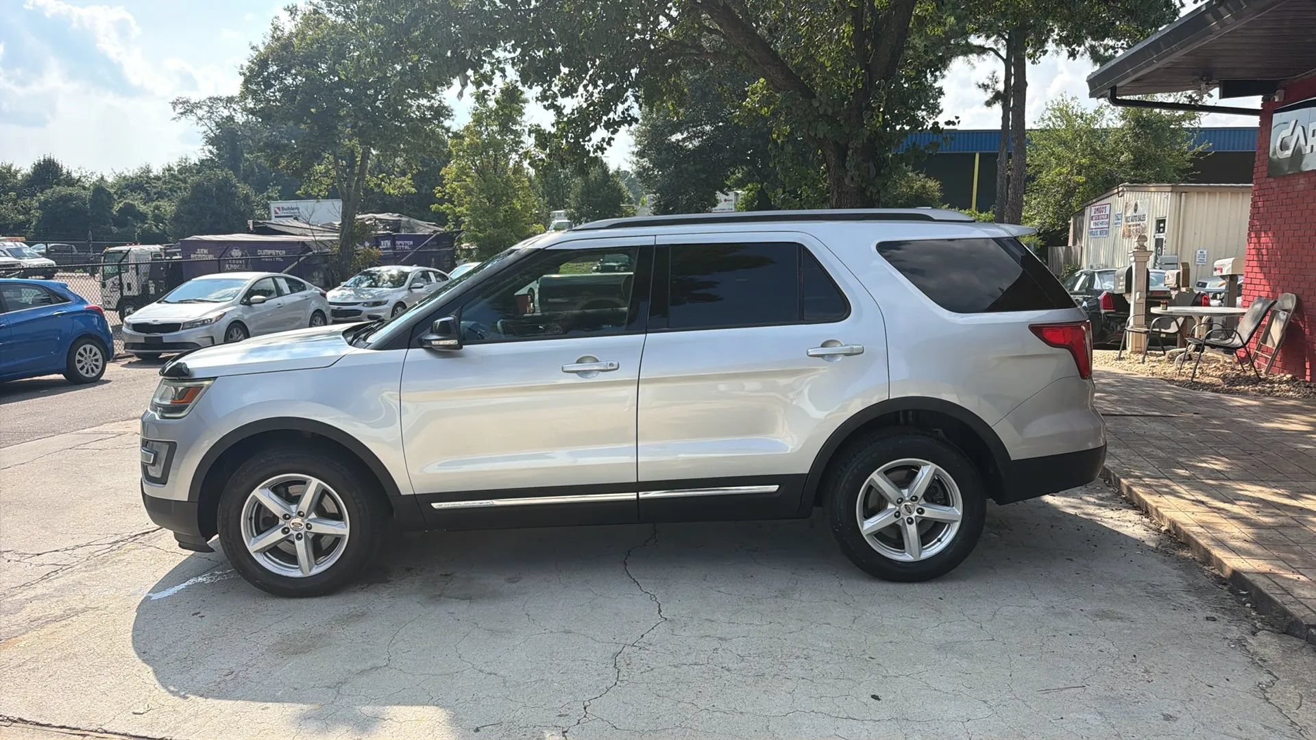 Used 2016 Ford Explorer XLT AWD/4WD image 2
