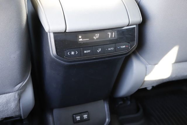 Used 2020 Toyota Highlander L image 19