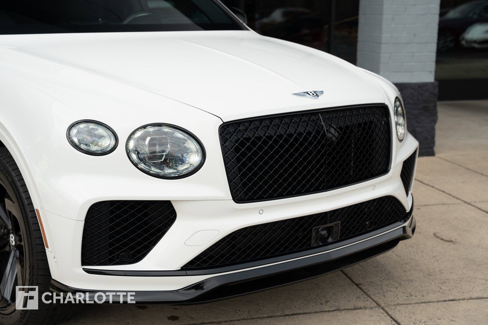 Used 2024 Bentley Bentayga image 2