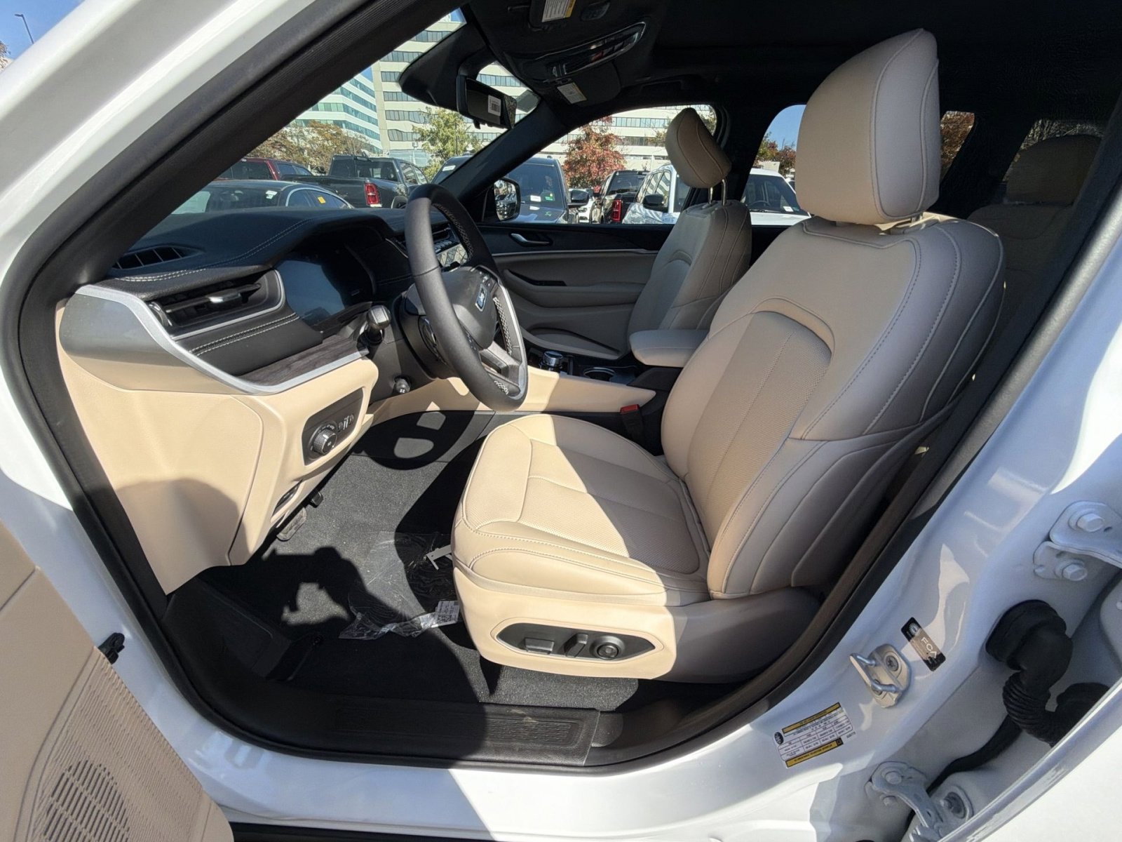 New 2025 Jeep Grand Cherokee Limited w/ Luxury Tech Group II image 13