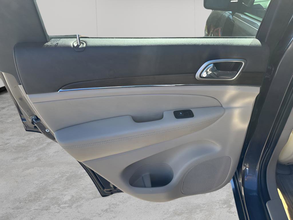 Used 2017 Jeep Grand Cherokee Overland image 16