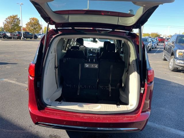 Used 2020 Chrysler Pacifica Touring-L image 10