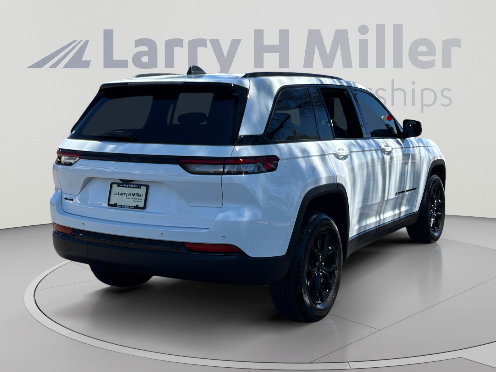 Used 2025 Jeep Grand Cherokee Altitude AWD/4WD image 5