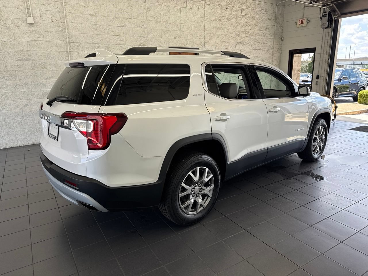 Used 2021 GMC Acadia SLT w/ Preferred Package FWD image 8