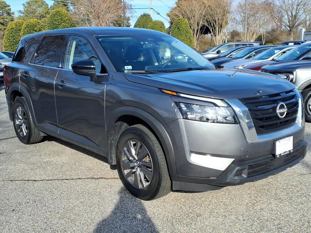Used 2024 Nissan Pathfinder S image 3