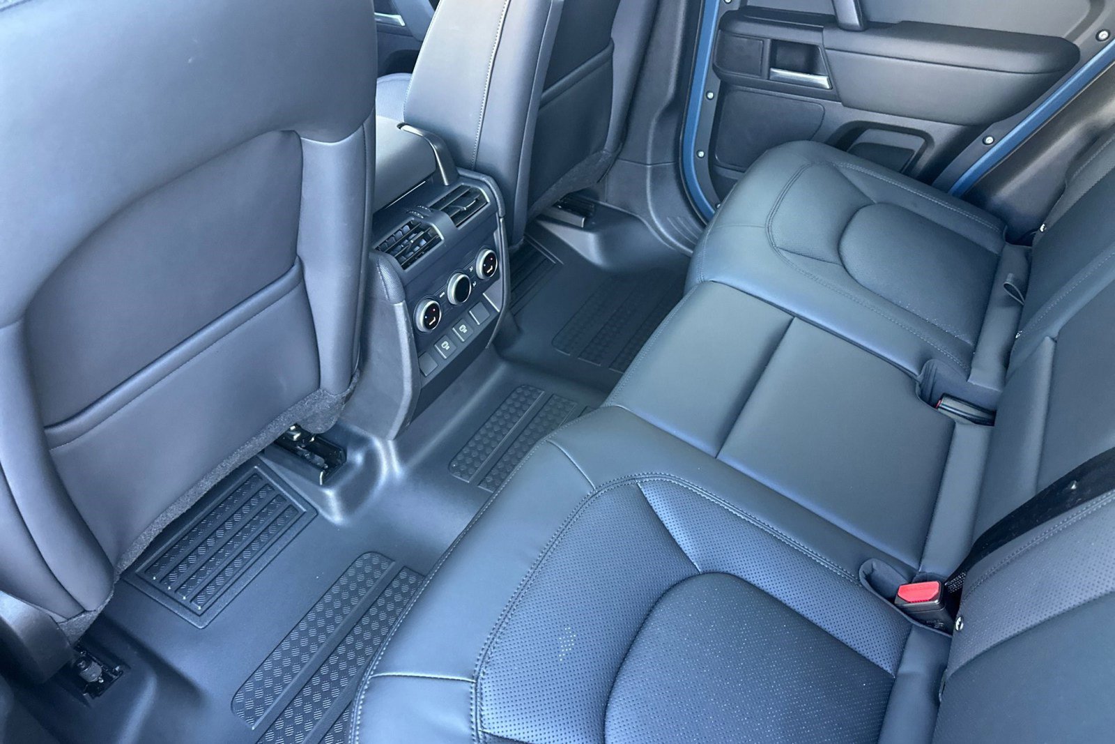 Used 2025 Land Rover Defender 110 S image 26