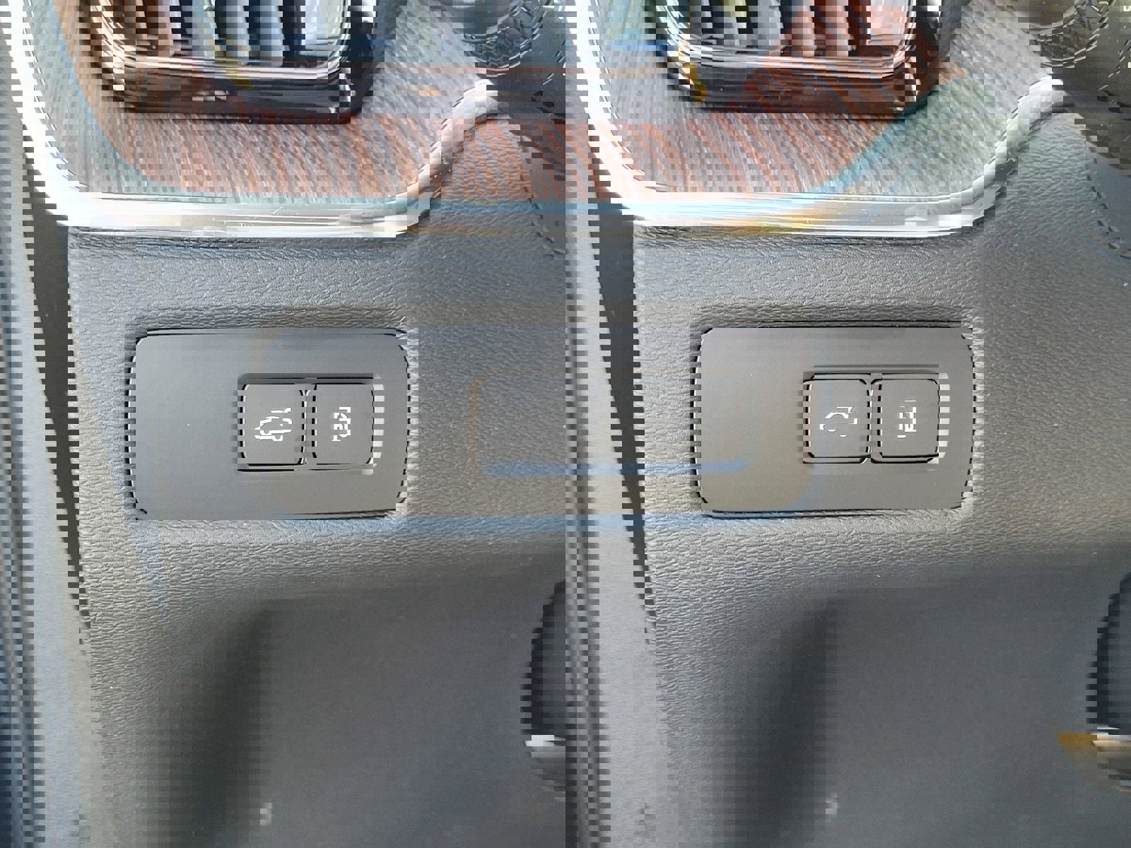 Certified 2024 Volvo XC60 T8 Ultimate w/ Protection Package Premier image 17