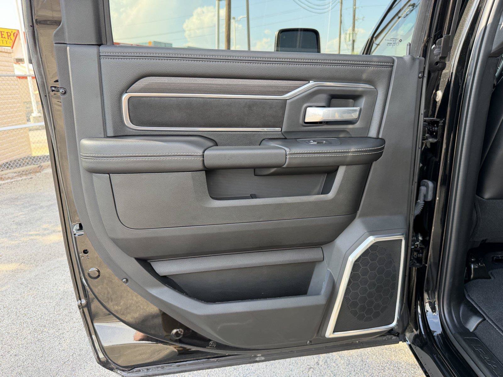 Used 2025 RAM 2500 Laramie AWD/4WD image 17