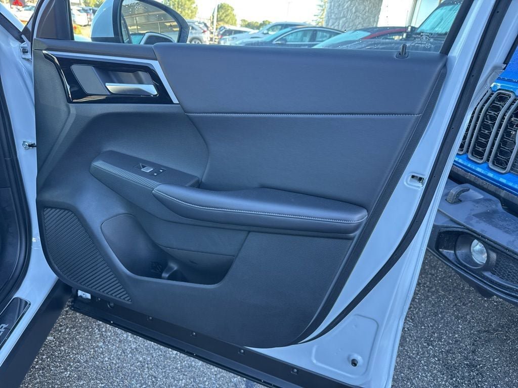 New 2025 Mitsubishi Outlander SE image 30