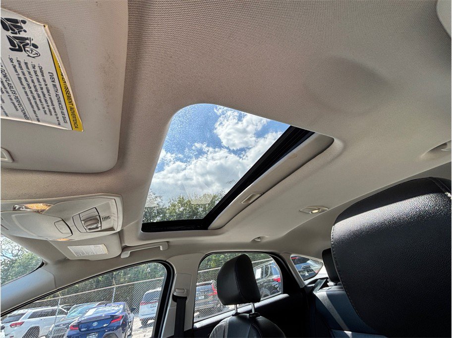 Used 2015 Ford Focus Titanium FWD image 31