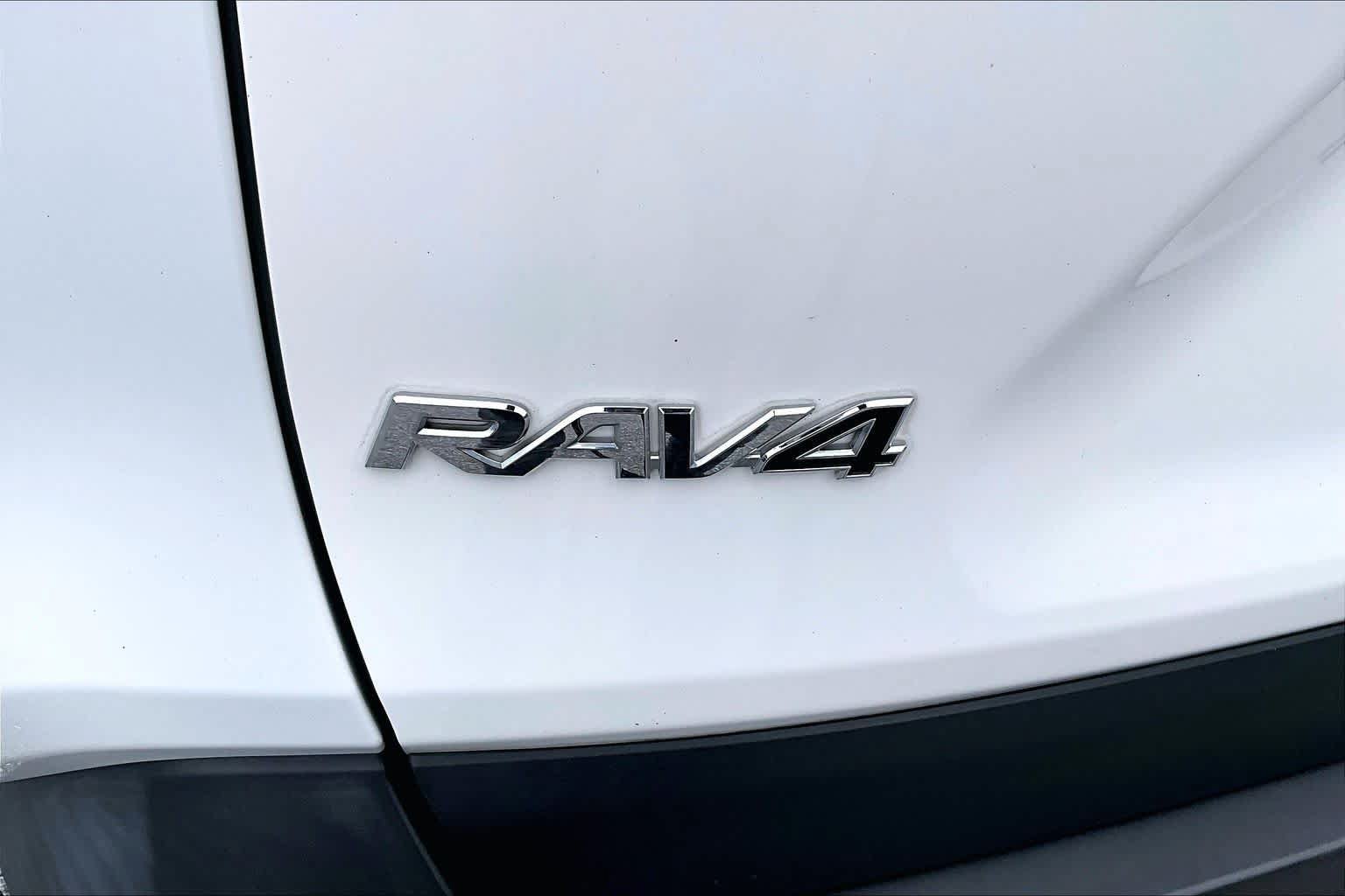 Used 2020 Toyota RAV4 XLE Premium AWD/4WD image 31