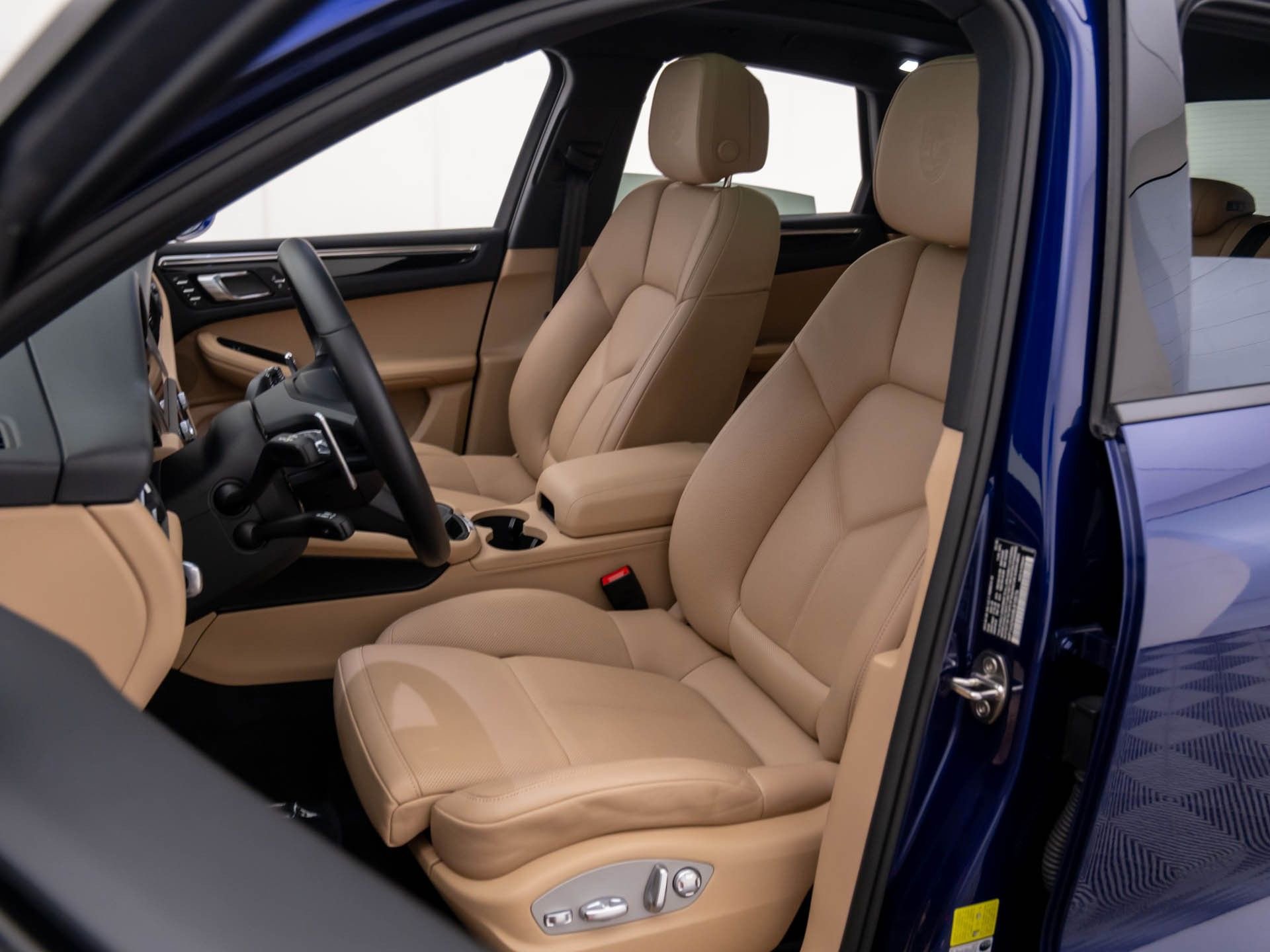 Certified 2025 Porsche Macan image 5