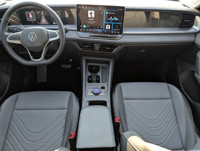 Used 2025 Volkswagen Tiguan SE FWD image 10
