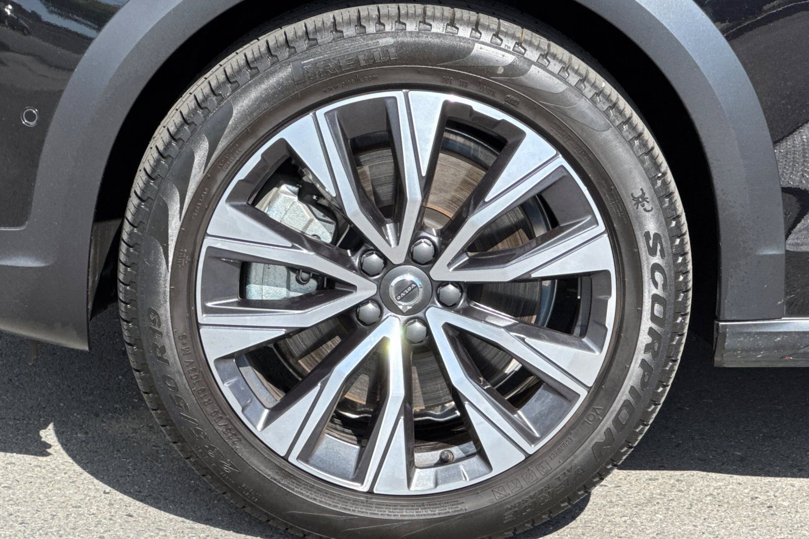 Used 2024 Volvo V90 B6 Cross Country Plus AWD/4WD image 12