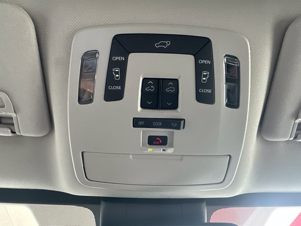 Certified 2025 Toyota Sienna XLE FWD image 39
