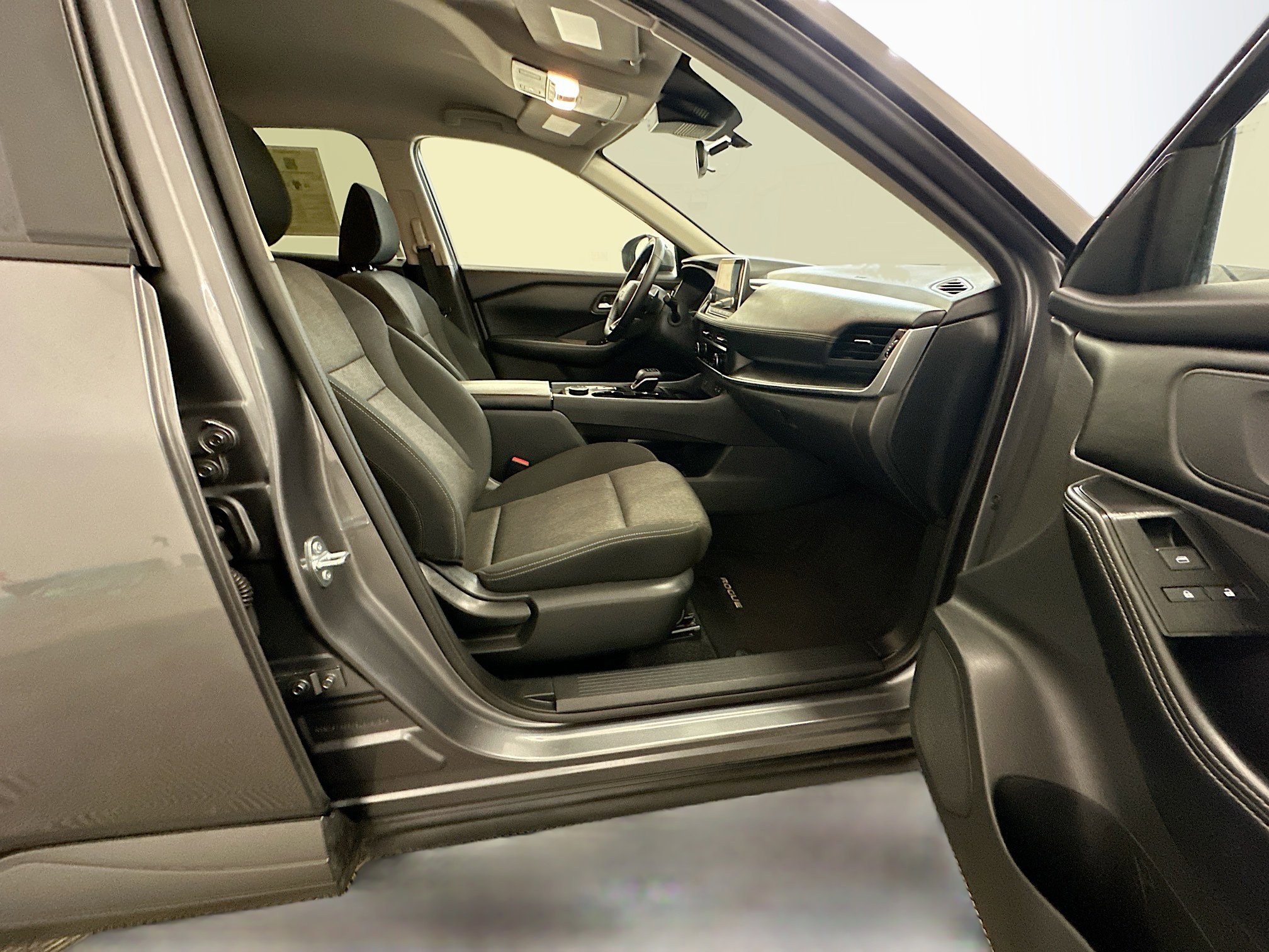 Used 2025 Nissan Rogue SV image 33