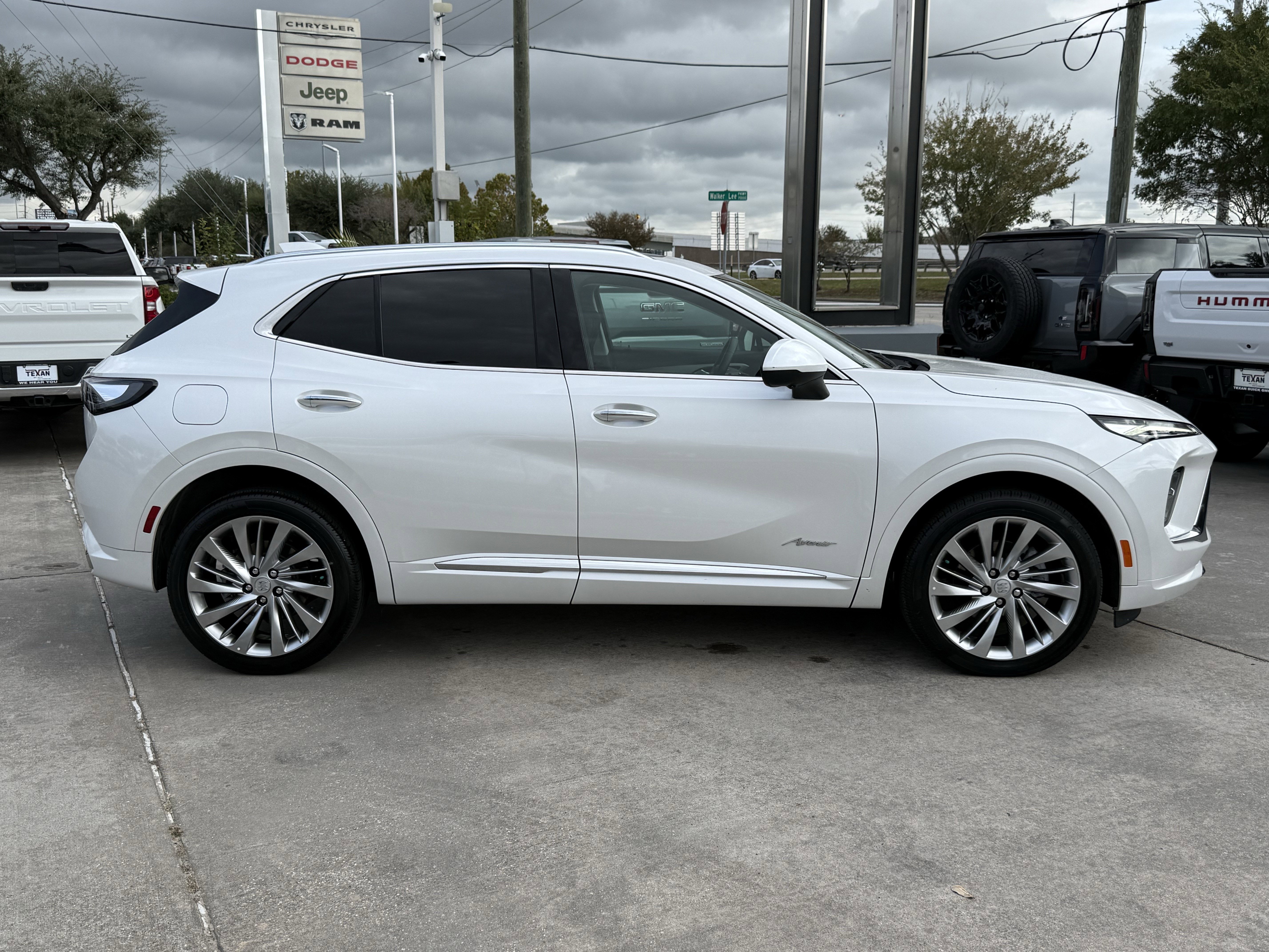 Used 2024 Buick Envision Avenir image 3