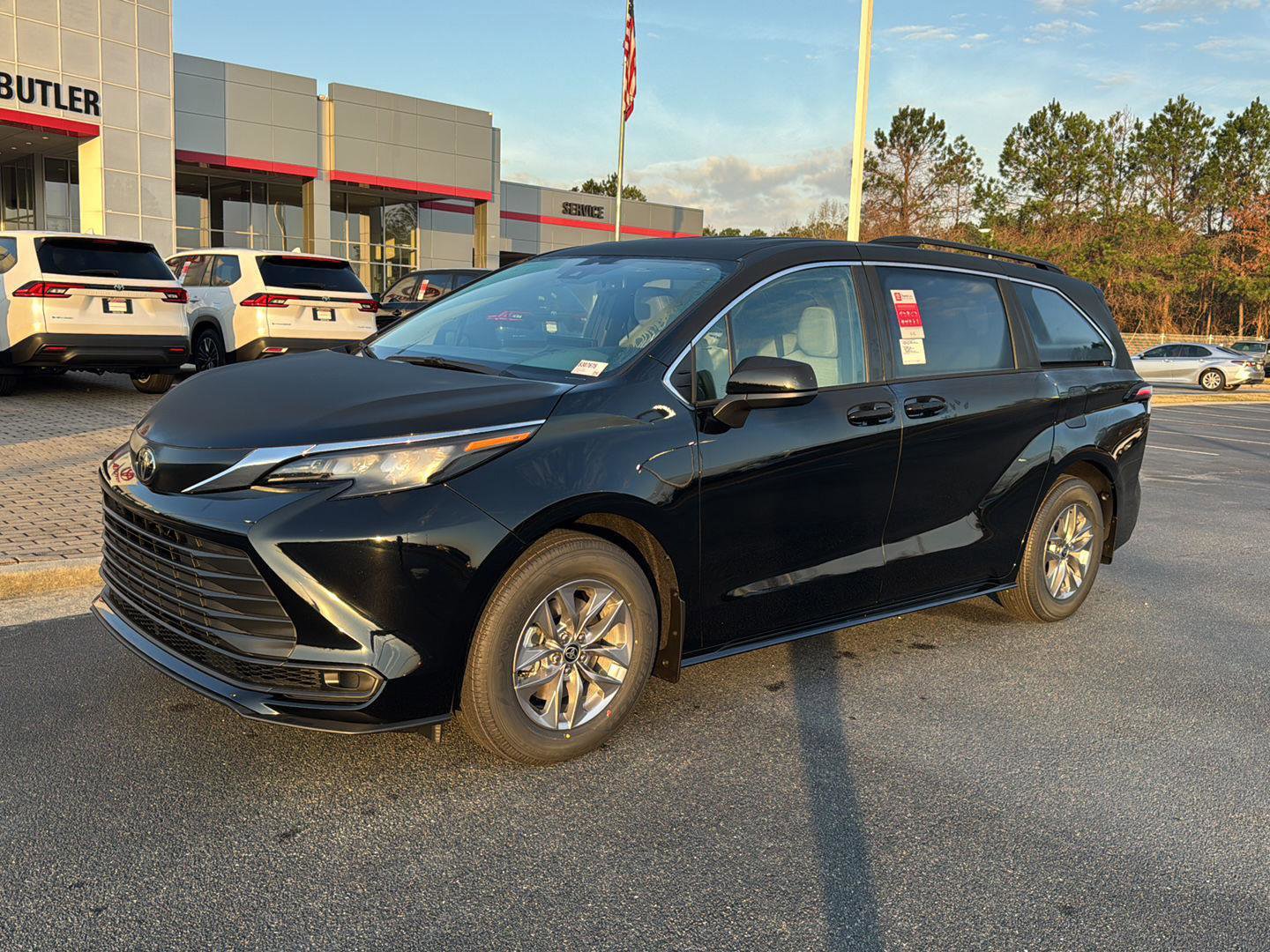 New 2026 Toyota Sienna LE image 2