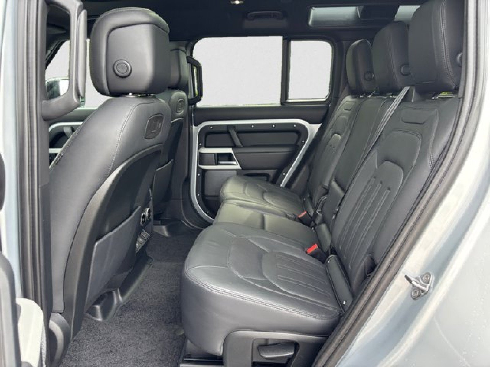 Certified 2022 Land Rover Defender 110 XS Edition AWD/4WD image 18