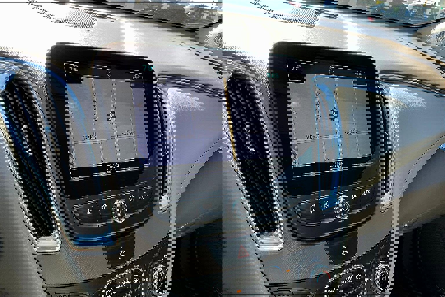 Used 2017 Chevrolet Malibu Premier w/ Driver Confidence Package FWD image 7