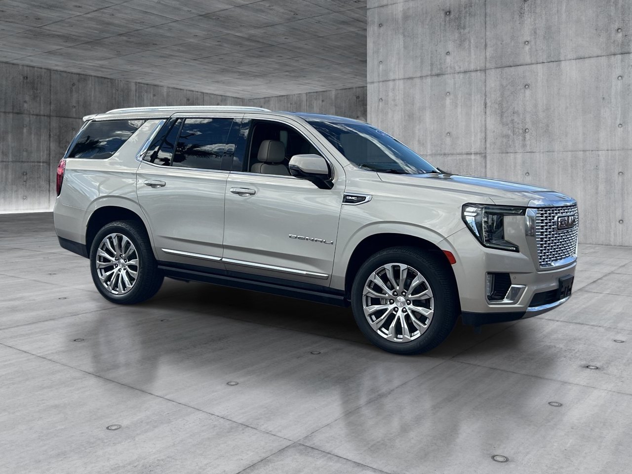 Used 2022 GMC Yukon Denali w/ Denali Premium Package AWD/4WD image 7