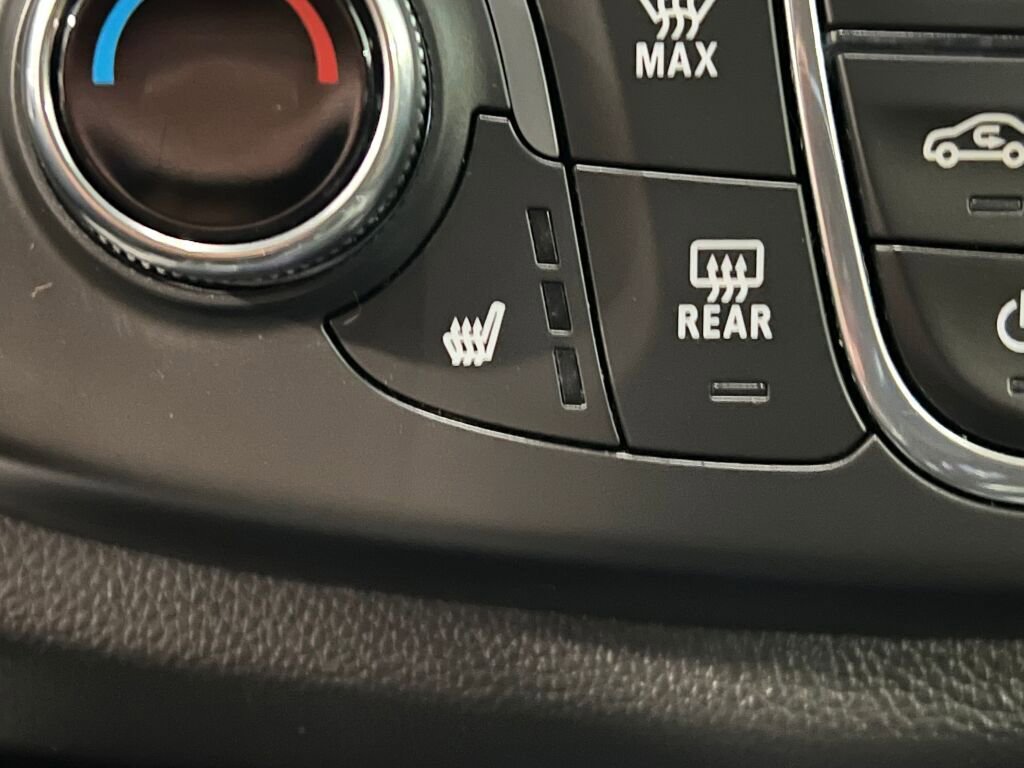 Used 2020 Chevrolet Traverse LT image 16