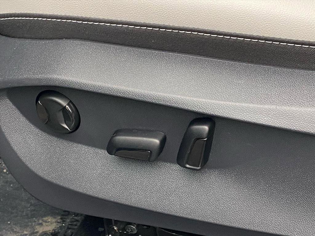 Used 2025 Volkswagen Taos SE image 15