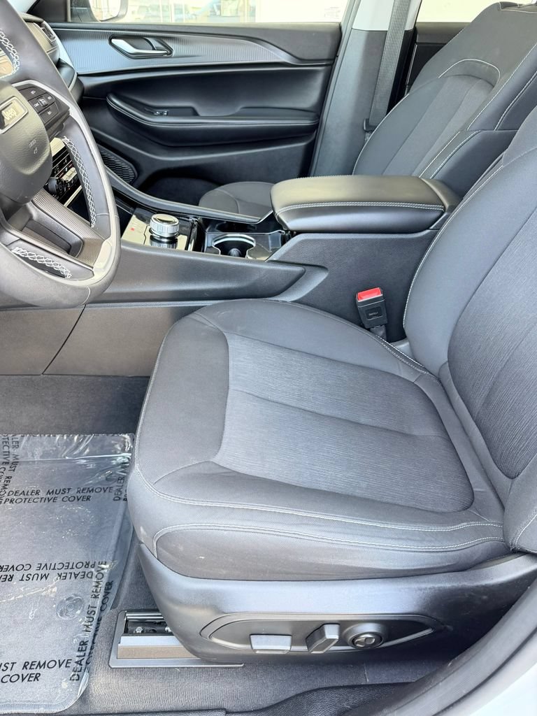 Used 2023 Jeep Grand Cherokee Laredo w/ Luxury Tech Group I AWD/4WD image 9