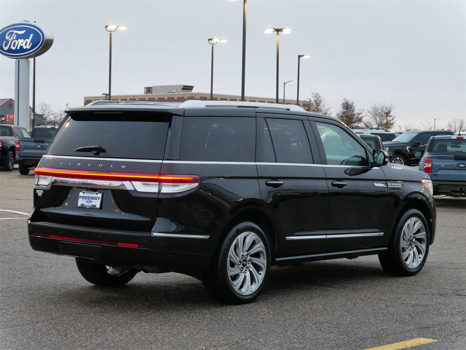 Used 2024 Lincoln Navigator Premiere image 3