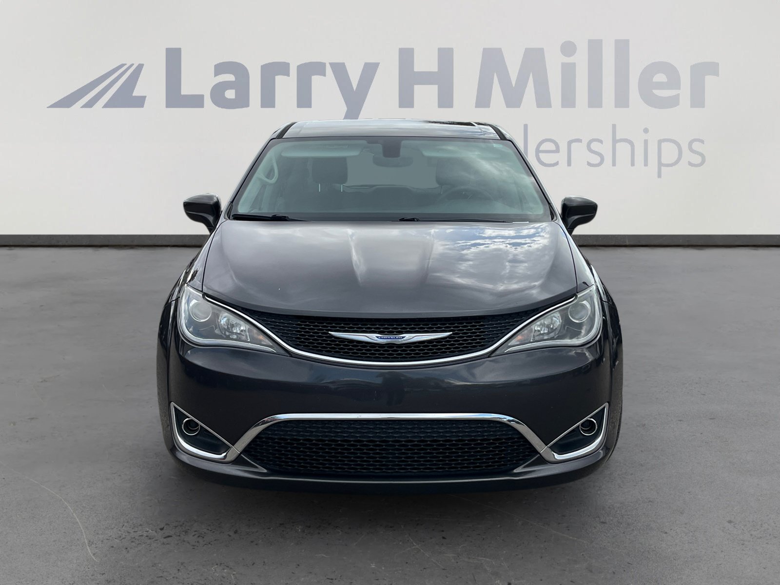 Used 2018 Chrysler Pacifica Touring Plus w/ Tire & Wheel Group FWD image 8