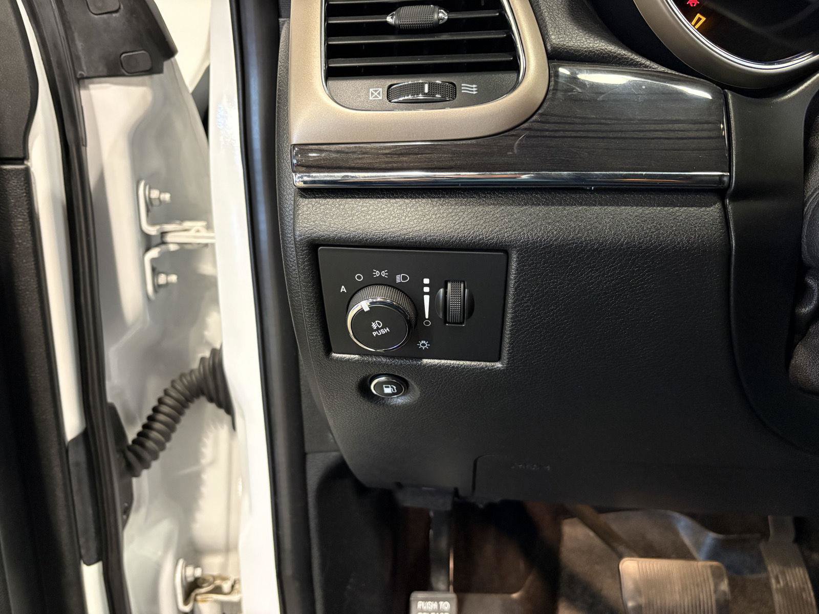 Used 2015 Jeep Grand Cherokee Overland AWD/4WD image 26
