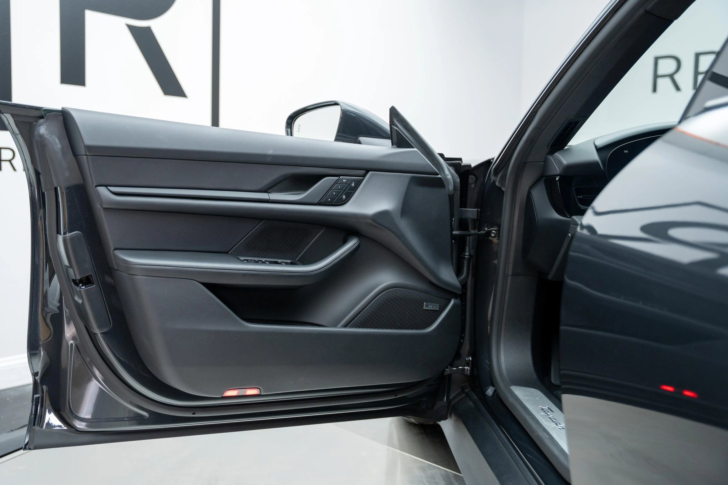 Used 2025 Porsche Taycan image 33