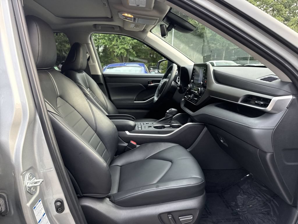 Used 2022 Toyota Highlander XLE AWD/4WD image 26