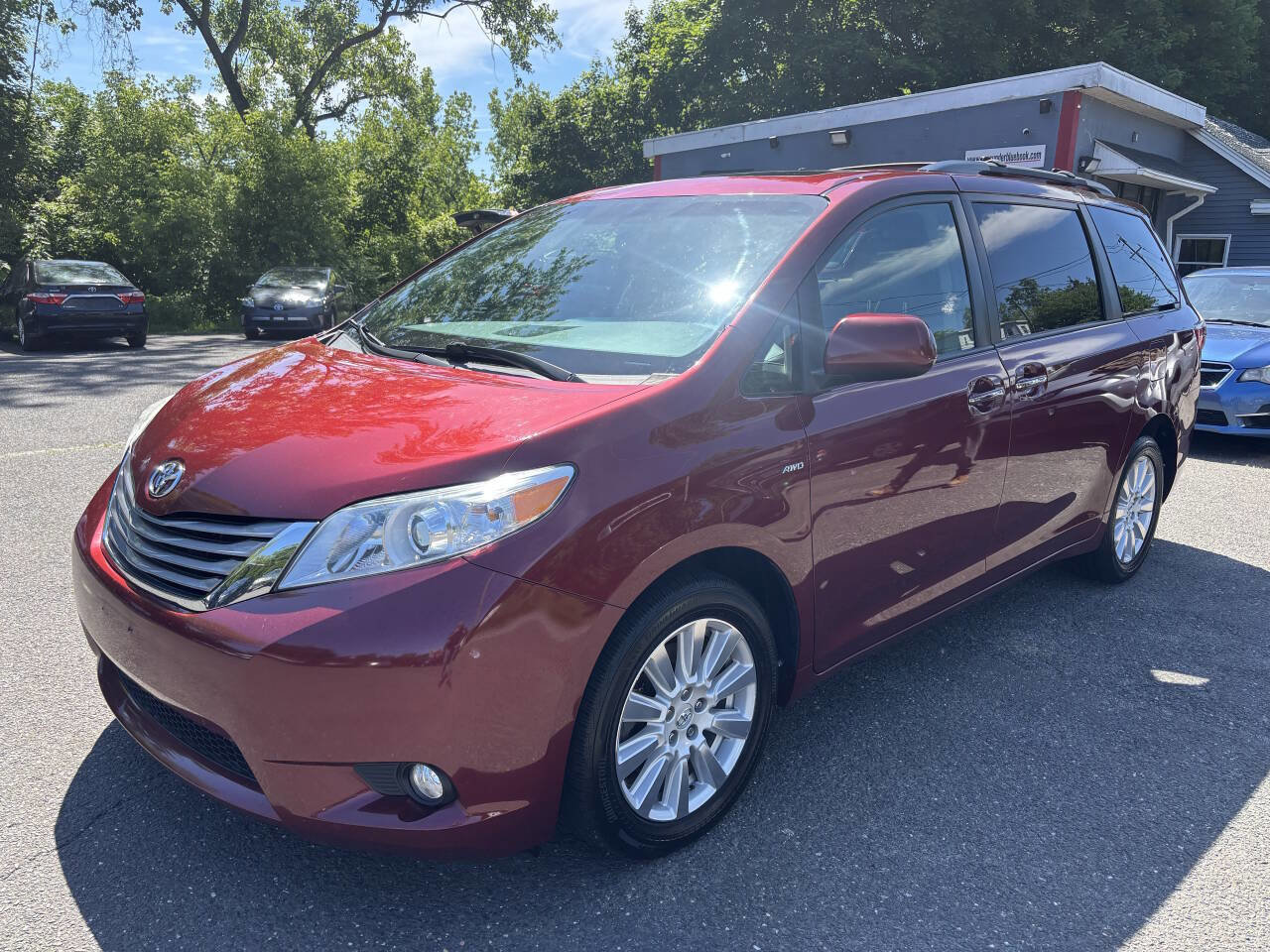 Used 2017 Toyota Sienna XLE Premium AWD/4WD image 1