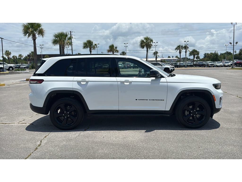 Used 2023 Jeep Grand Cherokee Altitude AWD/4WD image 7