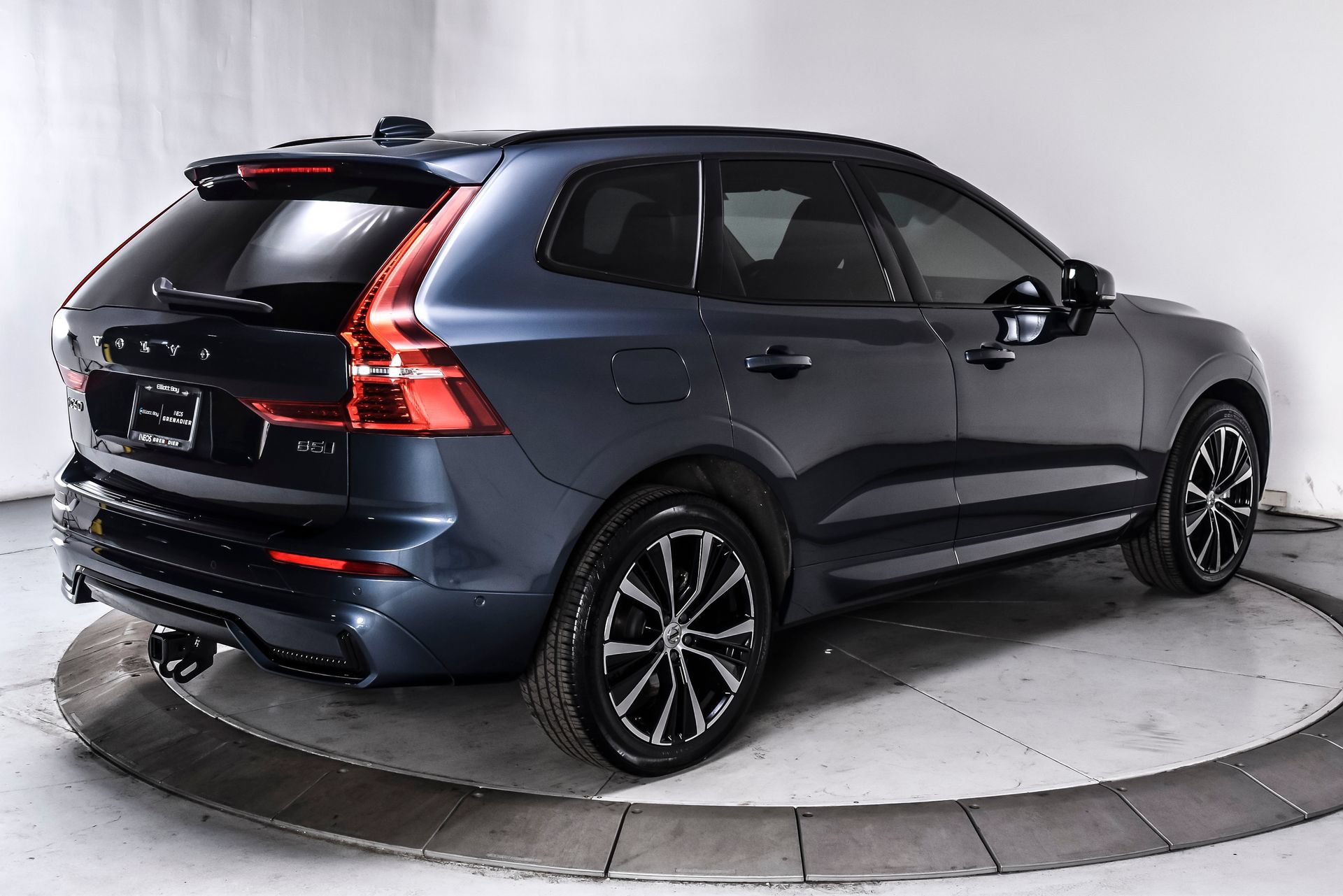 Used 2024 Volvo XC60 B5 Plus AWD/4WD image 6