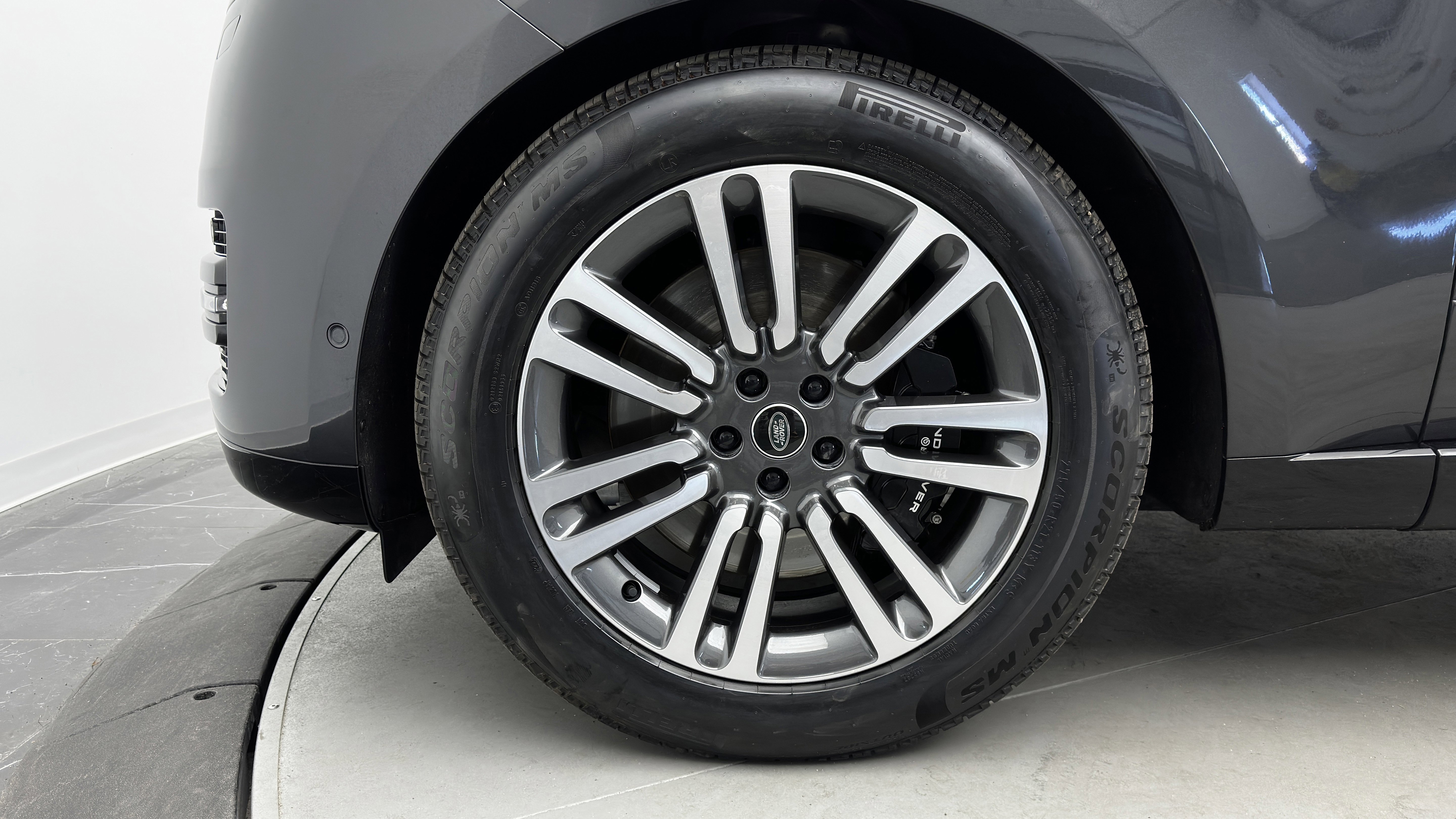 Used 2025 Land Rover Range Rover Long Wheelbase SE image 12