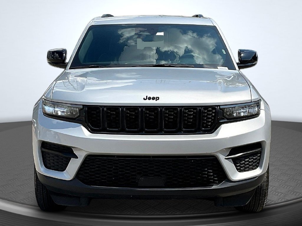 Used 2025 Jeep Grand Cherokee Altitude AWD/4WD image 2