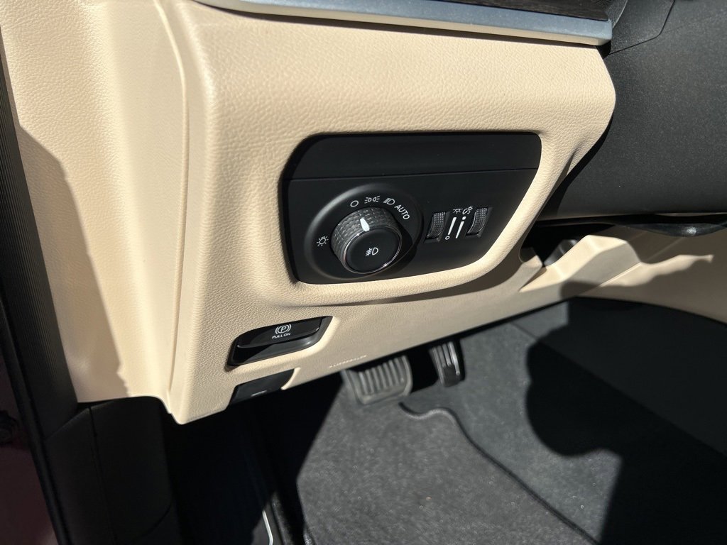 New 2025 Jeep Grand Cherokee L Limited image 9