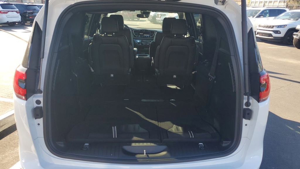 New 2026 Chrysler Pacifica Select image 9