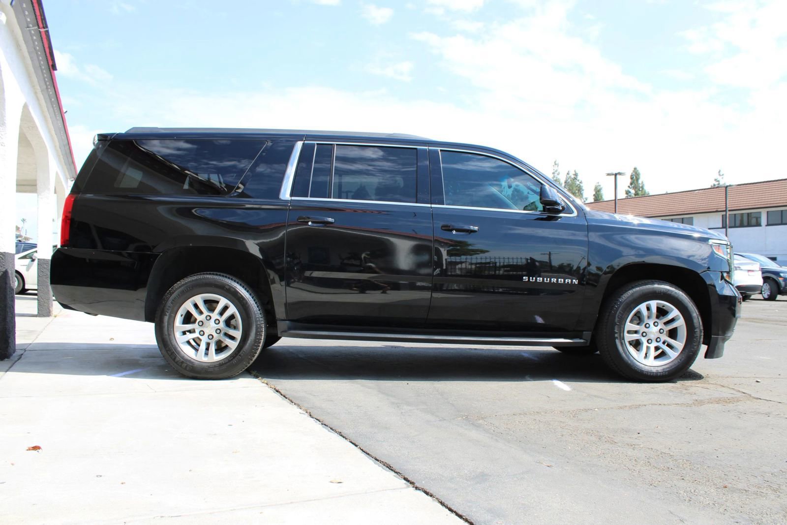 Used 2019 Chevrolet Suburban LT image 3