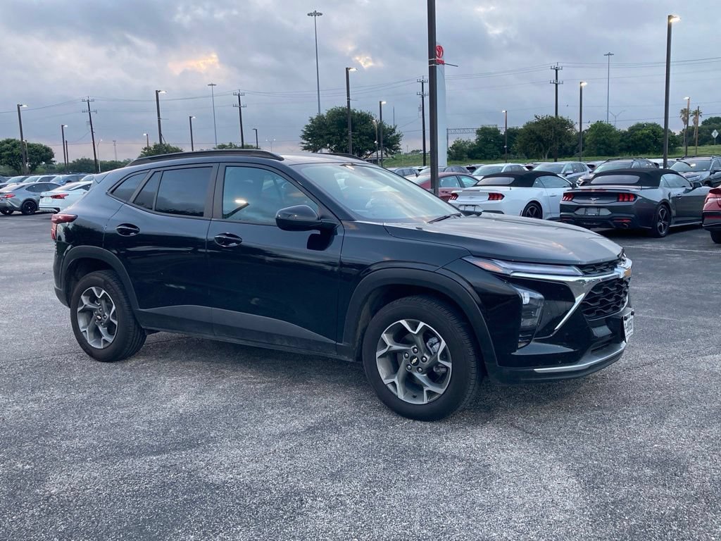 Used 2025 Chevrolet Trax LT FWD image 2